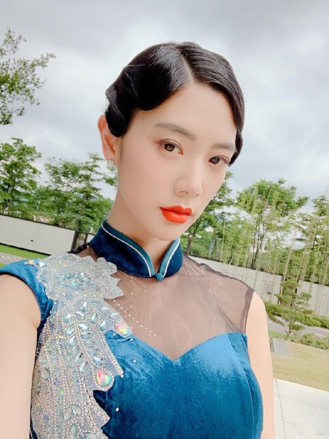 嘴唇直播下载 烟与镜